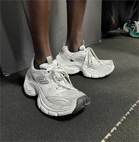 BALENCIAGA 2024 秋季大秀 10XL 运动鞋备受瞩目星空官方体育(图1)