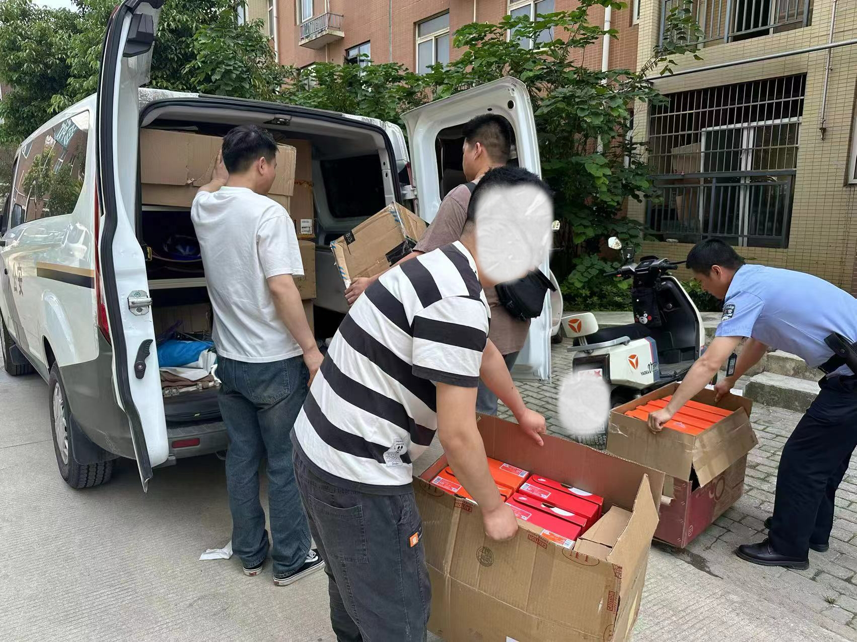 真假混卖逃避打击 抖音电商配合警方打掉一销星空体育官网售假冒名牌运动鞋团伙(图1)